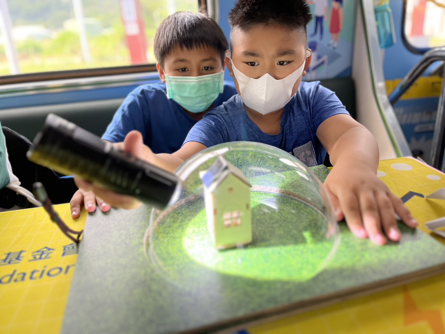 多多28平台參與基礎科學主題車廂，以STEAM教學精神，設計「逐日科學家」、「太陽能工程師」以及「淨零建築師」三大能源科普課程和實驗